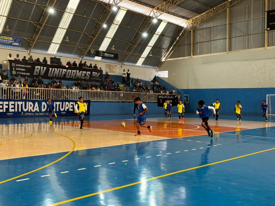 Torneio Bom de Bola leva famílias para Ginásio Municipal; confira os próximos confrontos
