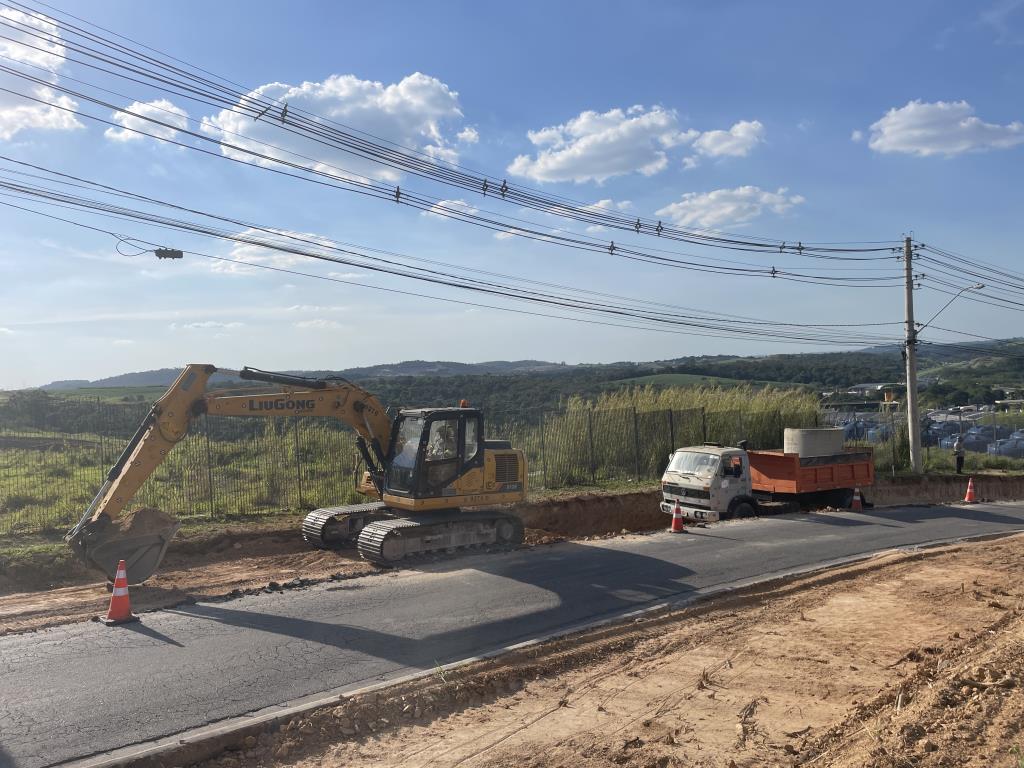 Estrada Joaquim Bueno Neto: obras avançam para mais um trecho com faixa adicional