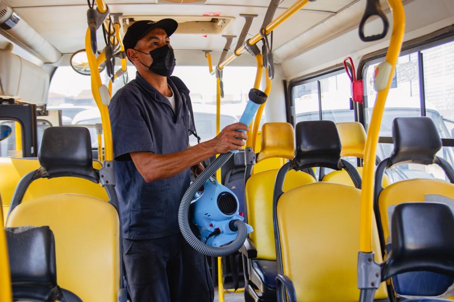 Trabalho de desinfecção de ônibus de linha e transporte escolar é mantido na cidade