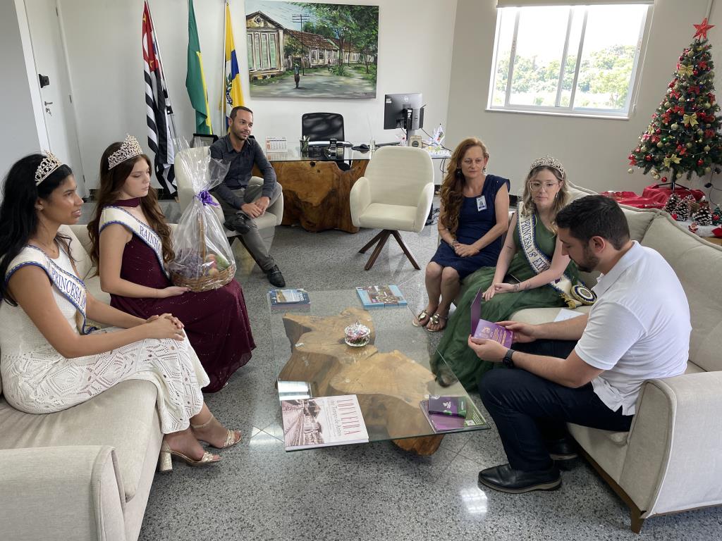 Corte da 18ª Expo Uva entrega convites a prefeitos da região