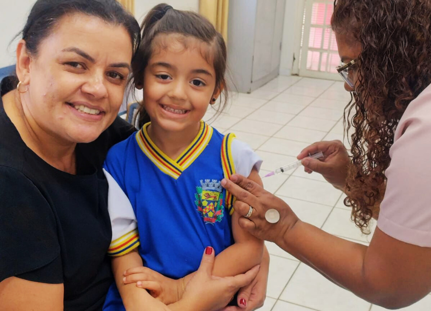 Prefeitura amplia estratégia de vacinação e imuniza mais de 800 crianças nas escolas em um mês