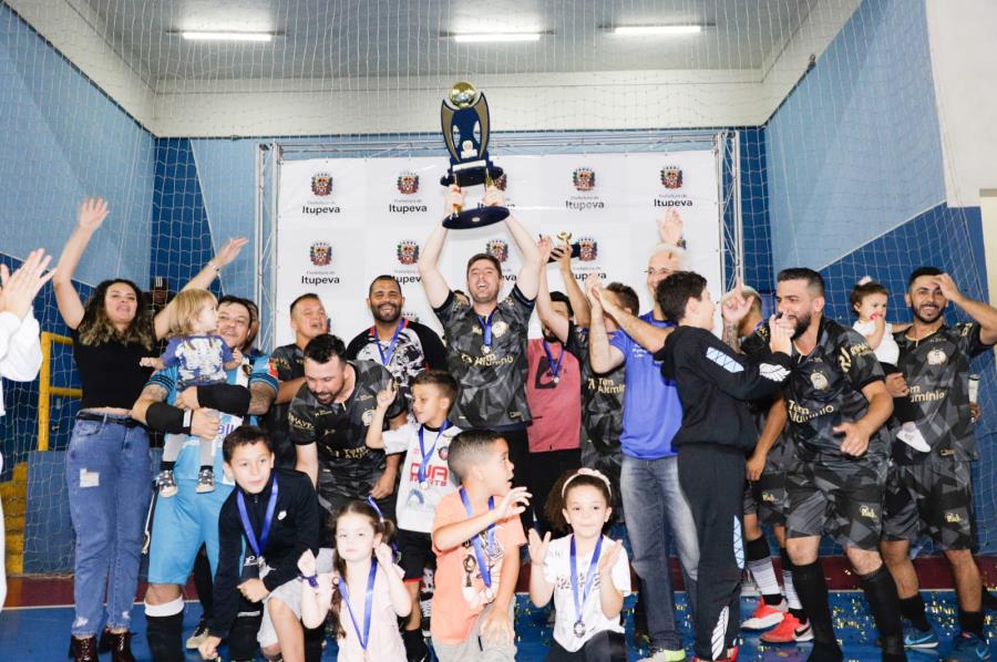 Velha Guarda vence a decisão e garante o bicampeonato do Veterano de Futsal