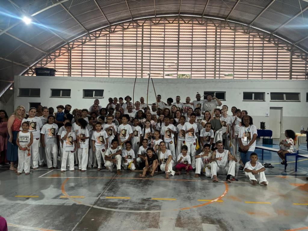 Crianças e adolescentes do Serviço de Convivência e Fortalecimento de Vínculos participam de graduação de Capoeira com o Mestre Denis
