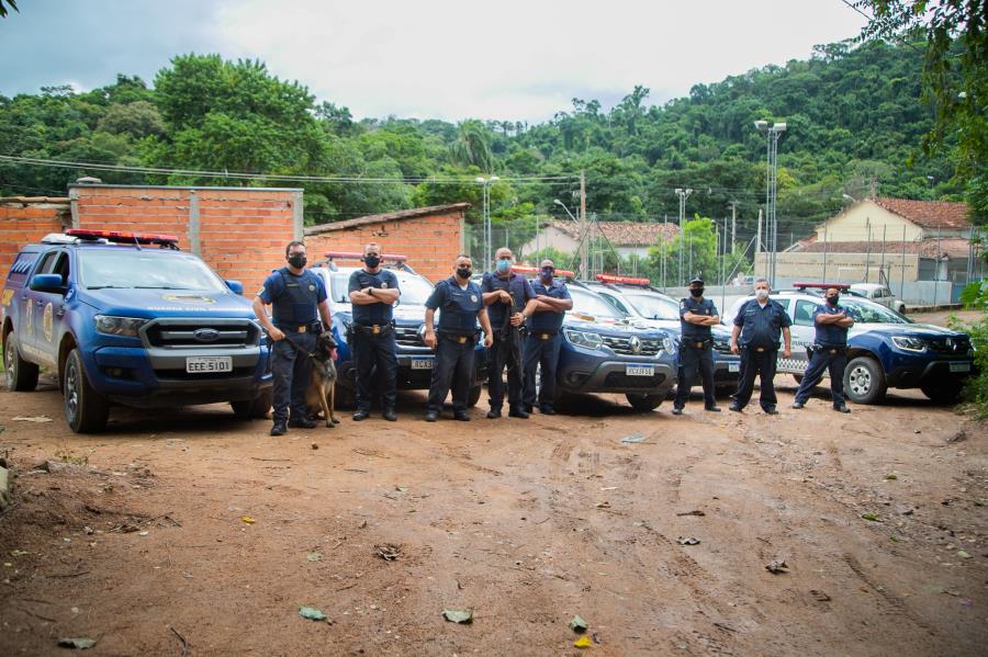 GCM apreende drogas e localiza galos que eram utilizados em rinha