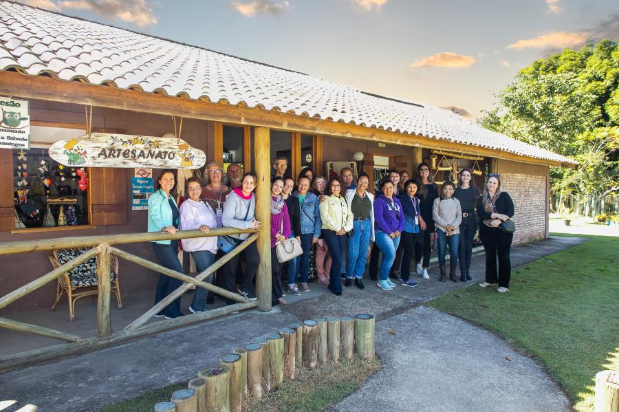 Referência na região, Casa do Artesão de Itupeva recebe visita de artesãos de Louveira