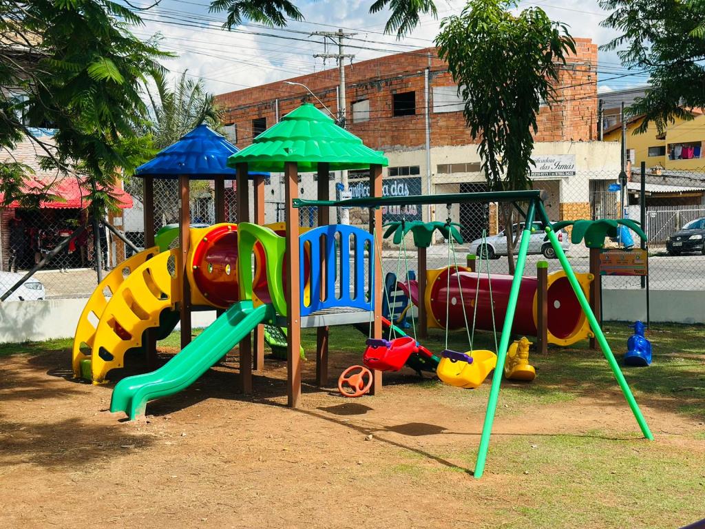 Prefeitura garante mais diversão e aprendizado a alunos da rede municipal com novos parquinhos infantis nas escolas