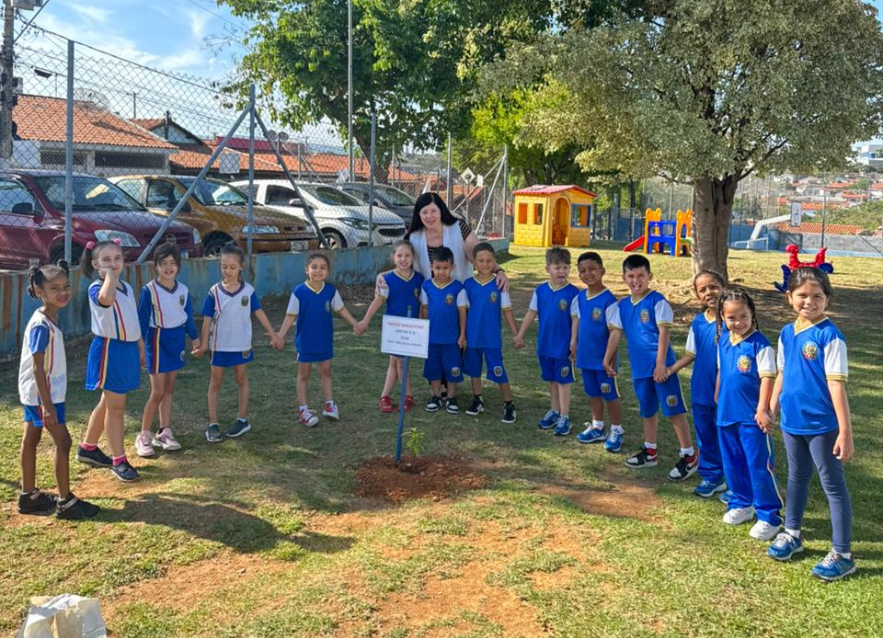 CEMEB Prefeito José de Oliveira desenvolve projeto “Semente, Fruta ou Flor?” com alunos do Jardim III
