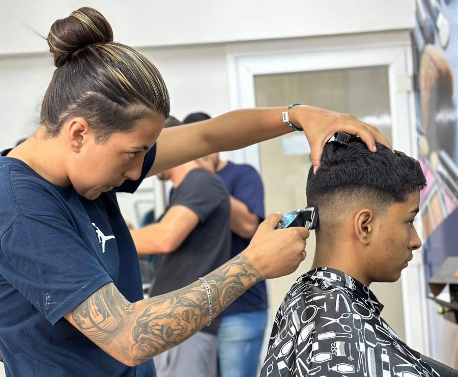 Capacitação profissional: Fundo Social encerra curso de barbeiro com aprovação dos estudantes
