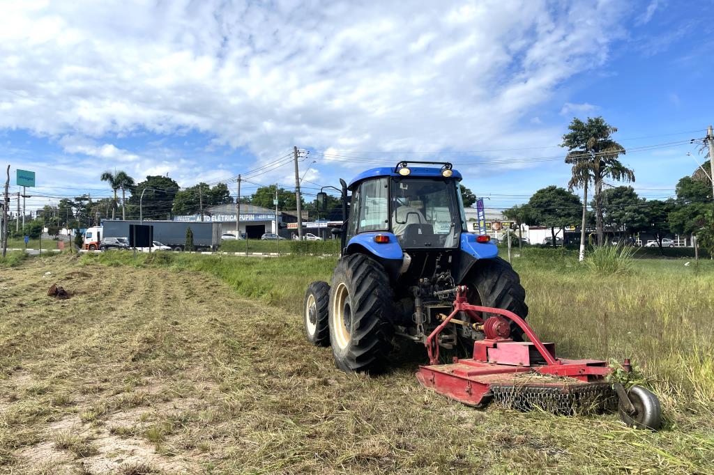Após publicação de decreto, Prefeitura inicia limpeza em terrenos particulares