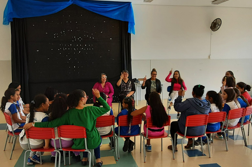 Ação 'Conversa de Meninas' nas escolas reforça importância da dignidade menstrual