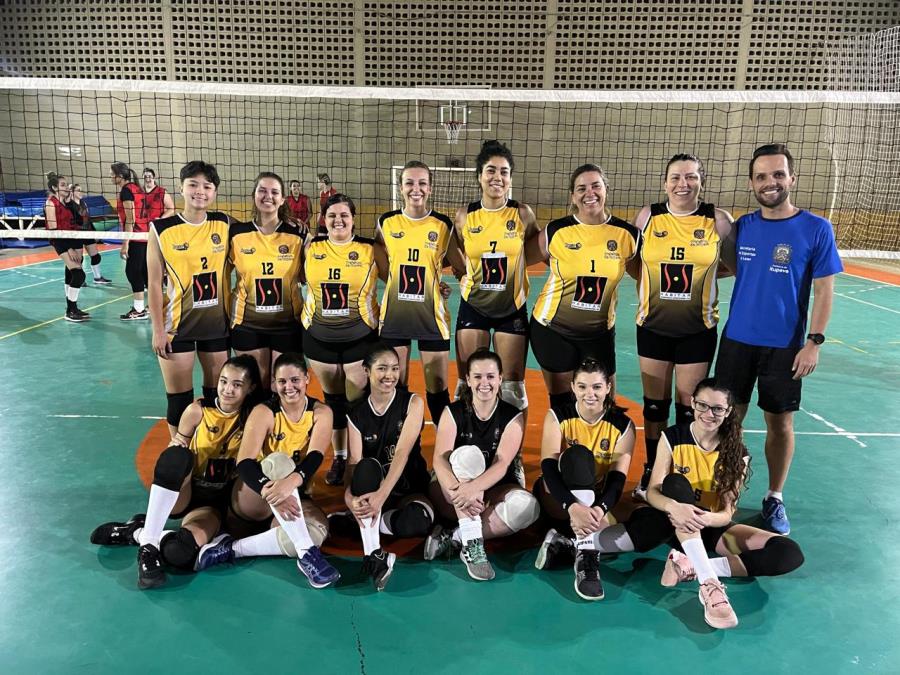 Equipe de Voleibol Adulto Feminino estreia com vitória fora de