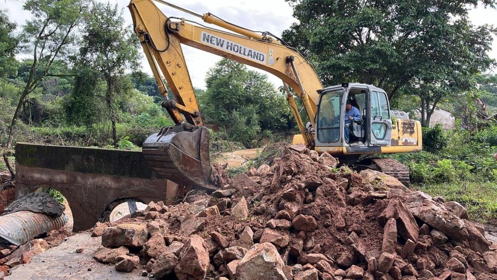 Equipes da Prefeitura realizam manutenção emergencial na Augusto Cavadini
