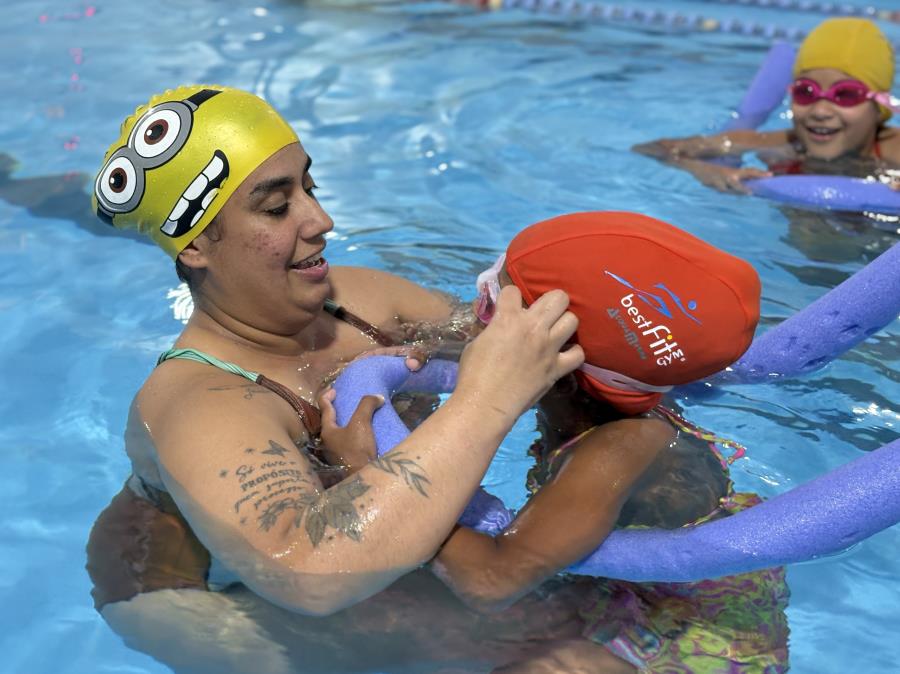 Crianças atendidas pelo CRAS Hortênsias ganham curso de natação