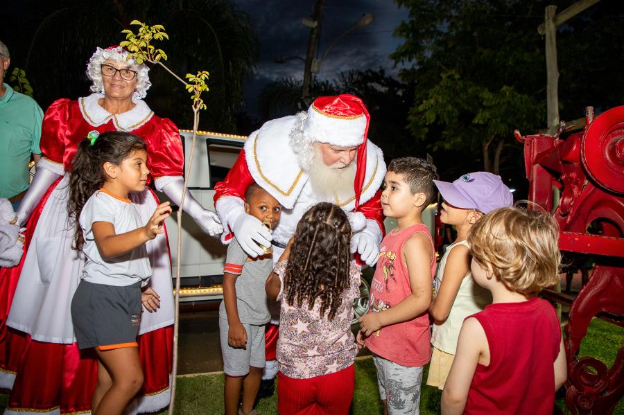 Chegada do Papai e da Mamãe Noel encanta público na abertura do evento "Luzes de Natal"