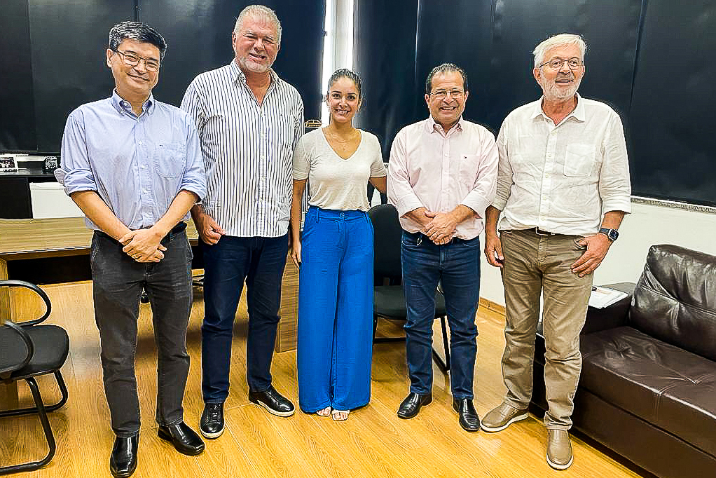 Prefeito recebe visita de empresário do segmento solar