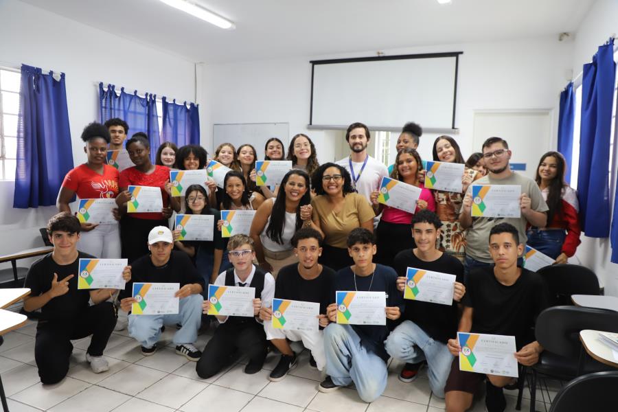 Fundo Social entrega certificado de conclusão para alunos do primeiro curso de 2025