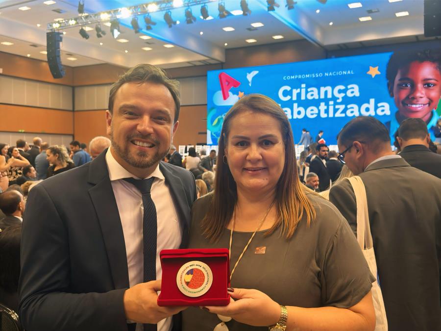 Prefeito recebe Selo Ouro do Compromisso Nacional Criança Alfabetizada em Brasília