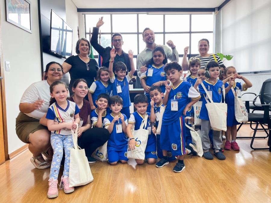 Alunos da Cemeb Nilma Tartalha visitam o Paço Municipal em ação do Projeto União Faz a Vida