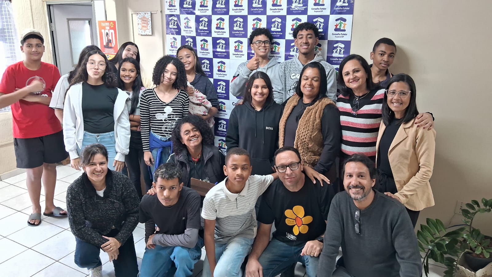 Adolescentes do CRAS Monte Serrat visitam Conselho Tutelar em ação para fortalecimento de vínculos
