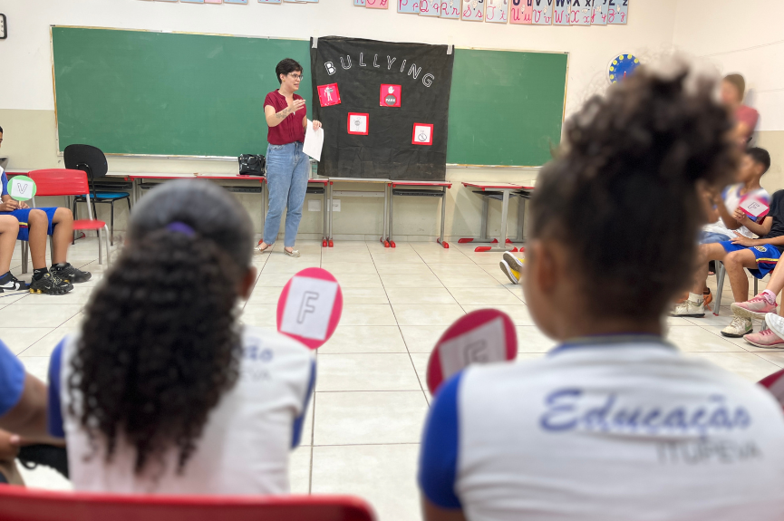 Secretaria de Educação promove debate sobre combate ao Bullying e violência escolar com alunos