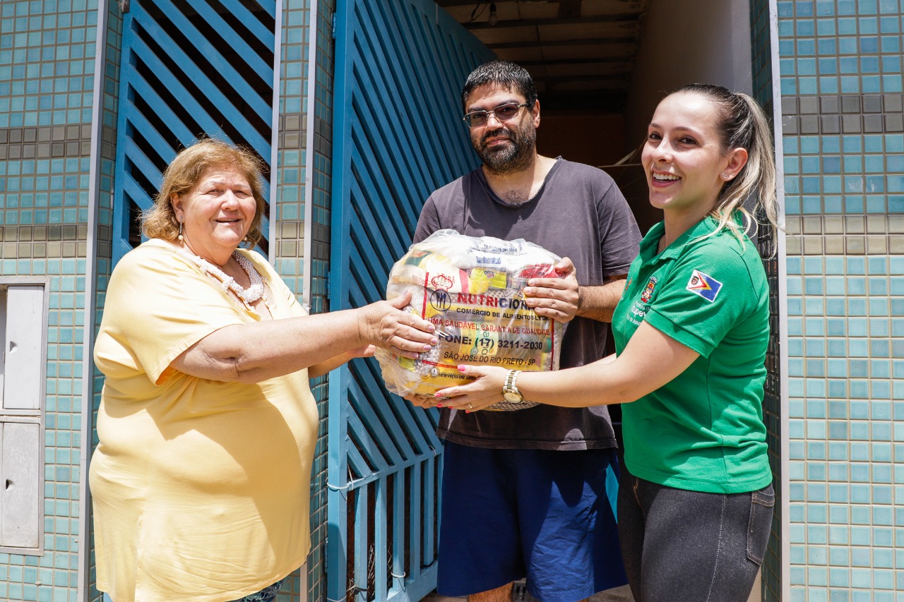 Famílias atendidas pelo programa de cestas básicas passam a receber benefício em casa