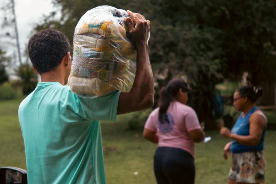 Assistência e voluntariado: servidores fazem mais uma entrega do Cesta em Casa