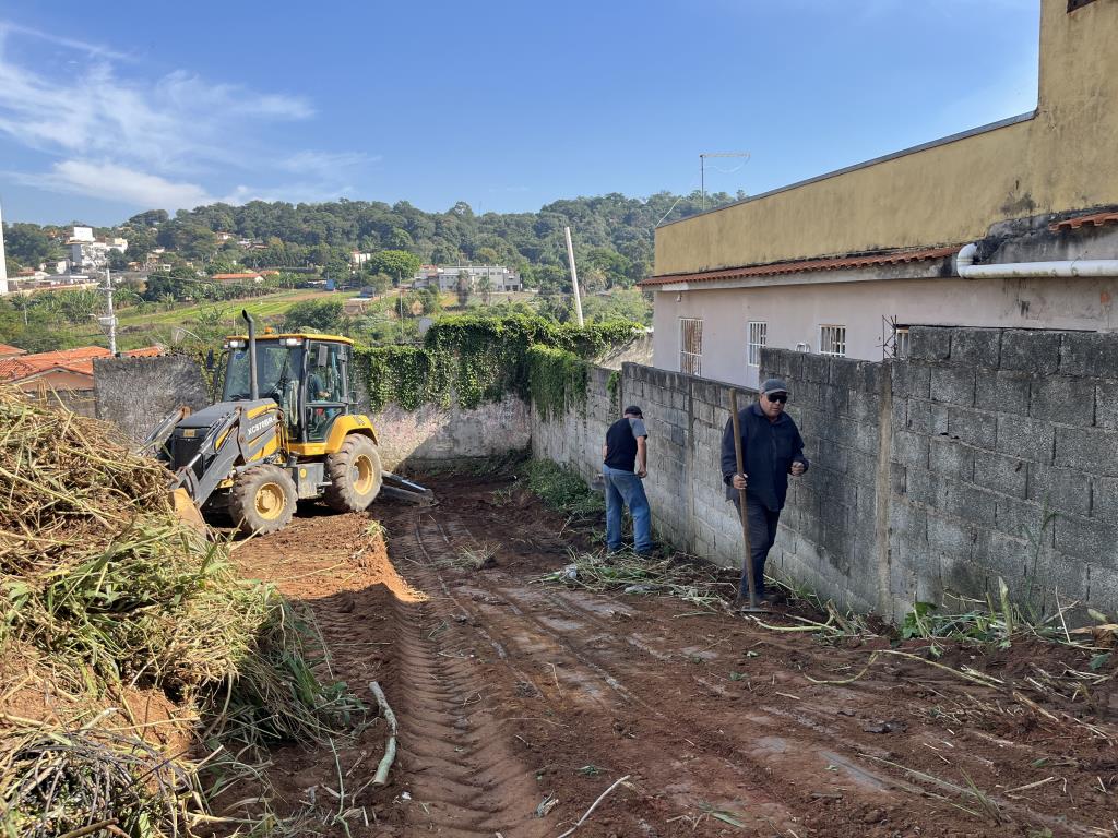 Prefeitura de Itupeva executa limpeza de terrenos particulares após notificações