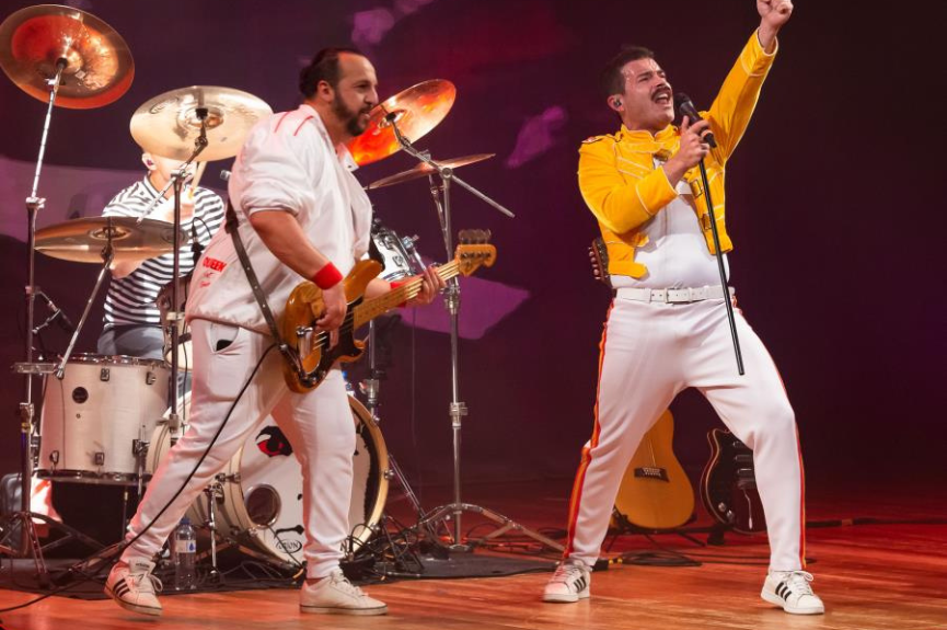 Cover da banda Queen se apresenta na Pedreira durante evento de aniversário de Itupeva