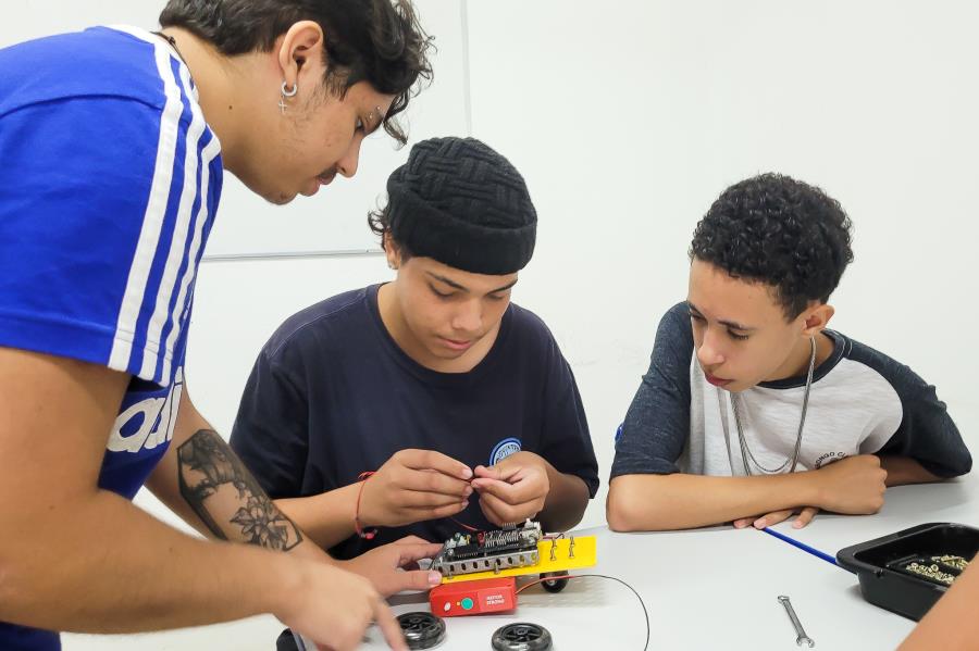 Robótica e mais tecnologia da educação: Prefeitura prepara jovens para mercado de trabalho