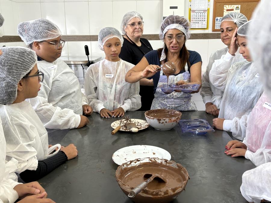 Oficina de Páscoa leva sabor e solidariedade a crianças dos CRAS Hortênsias e Monte Serrat