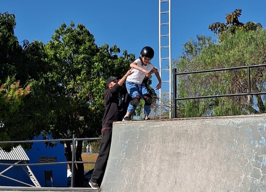 Programação de férias: CRAS Parque das Hortênsias leva crianças do Barão da Boa Vista para Pista de Skate