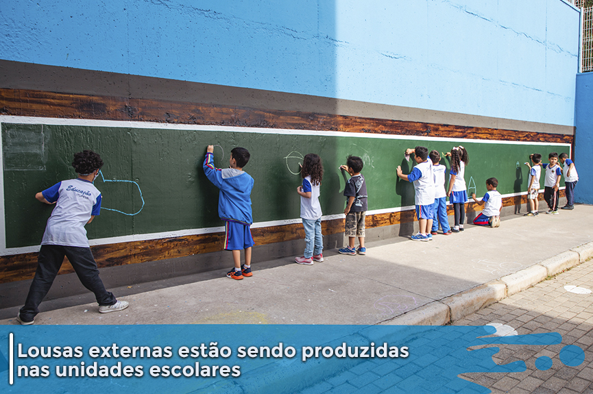 Para auxiliar processo de aprendizagem, lousas externas são utilizadas nas escolas
