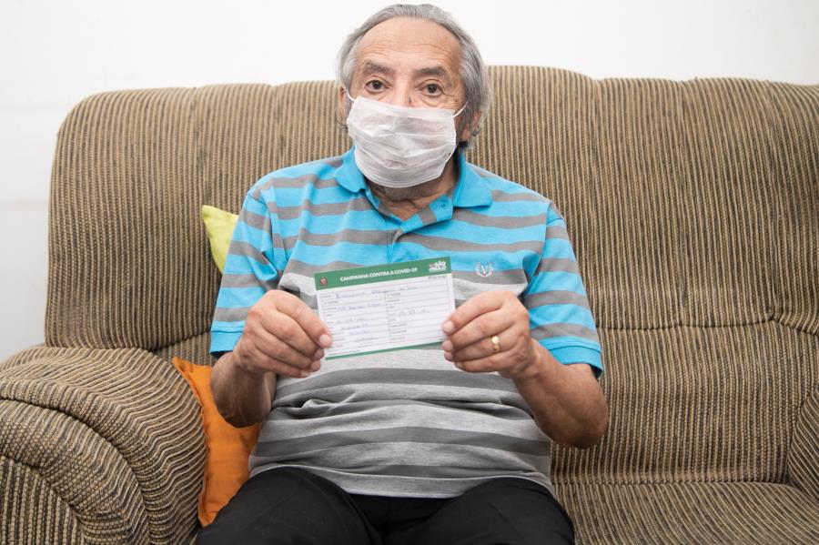 Com 86 anos, primeiro enfermeiro que atuou na sala de vacinação do CSIII de Itupeva recebe a vacina contra a Covid-19