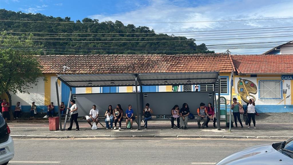 Novo ponto de ônibus em frente à Casa da Cultura já está em funcionamento