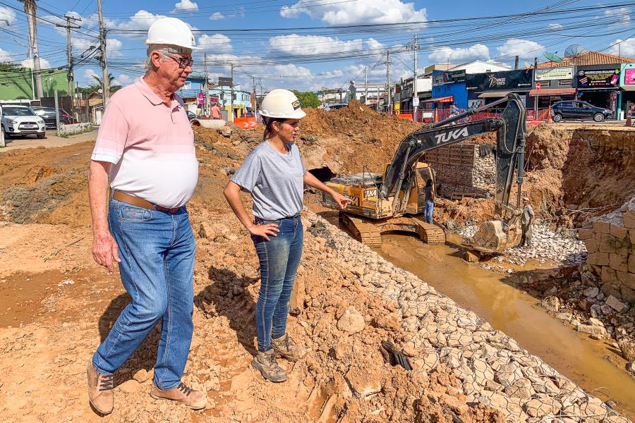 Prefeito em exercício, Angelin Lorenção visita obra de canalização do córrego da Lagoa