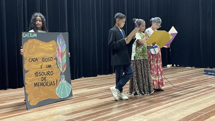 Chá das 10: Idosos do CCI prestigiam peça teatral apresentada por alunos da CEMEB Prof. Thereza Angelina Lourençon