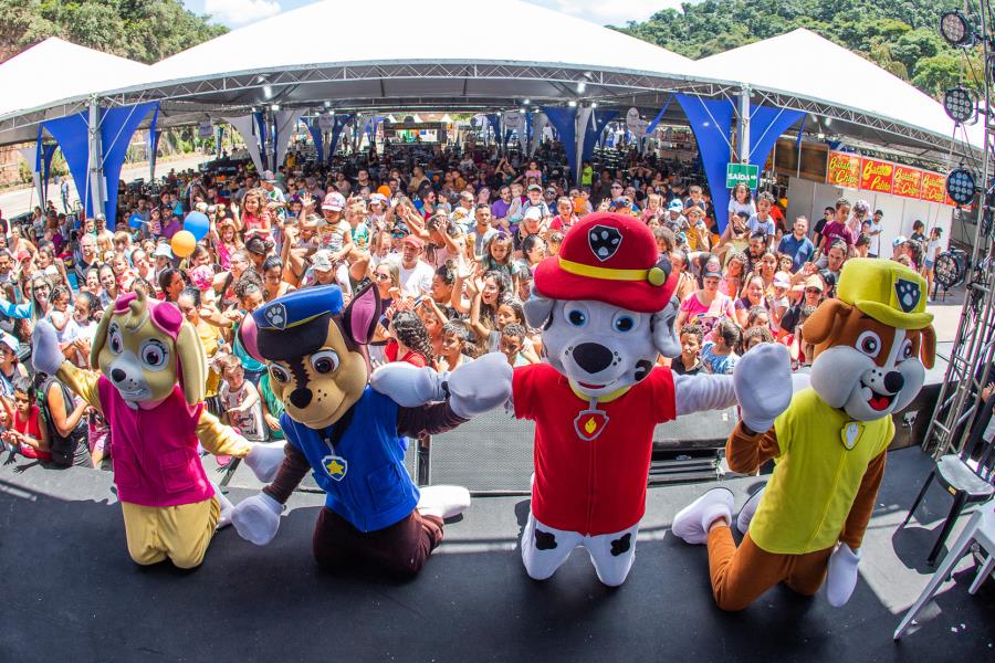 Shows e teatros infantis: atrações da festa de aniversário reúnem as famílias na Pedreira