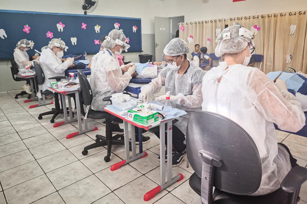 Prefeitura leva atendimentos odontológicos a escola na Nova Monte Serrat no Dia ‘B’ da Saúde Bucal