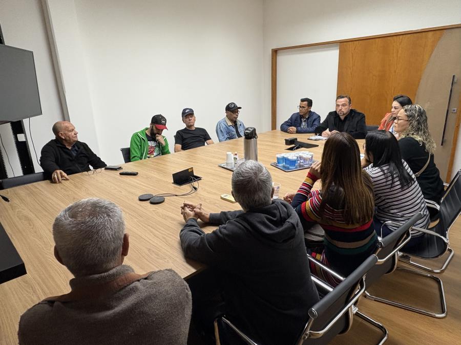 Prefeito recebe moradores e comerciantes do Jardim Samambaia para ouvir demandas