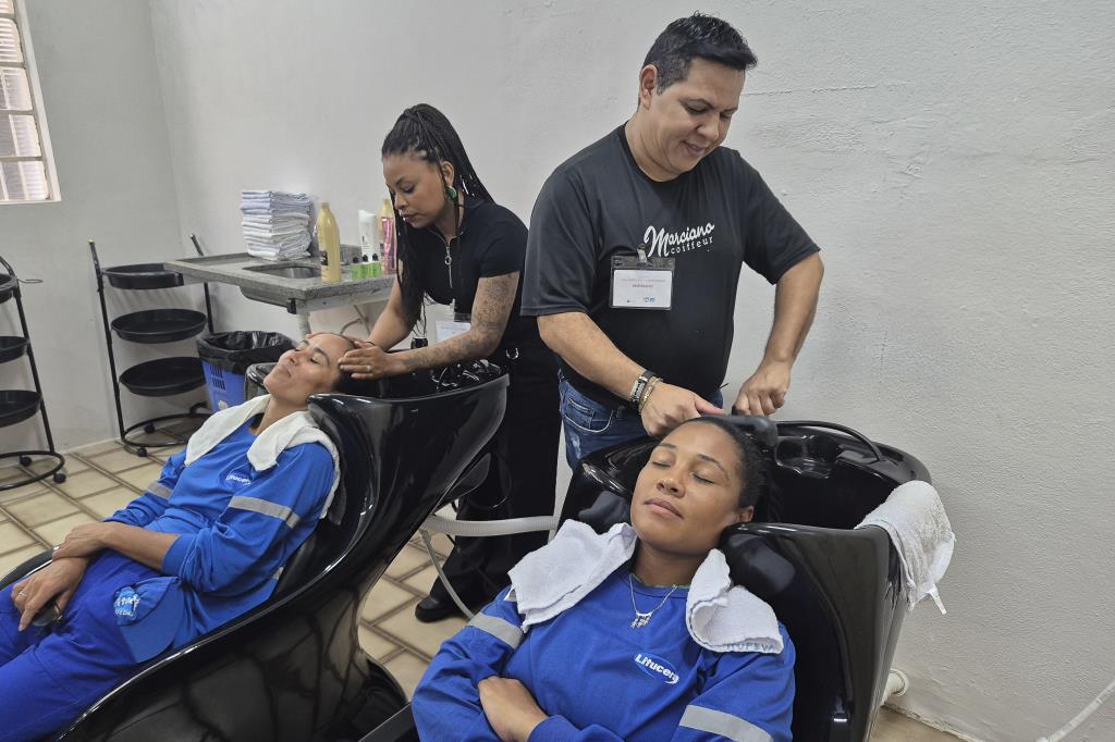 Fundo Social promove tarde de beleza em homenagem às profissionais da limpeza urbana