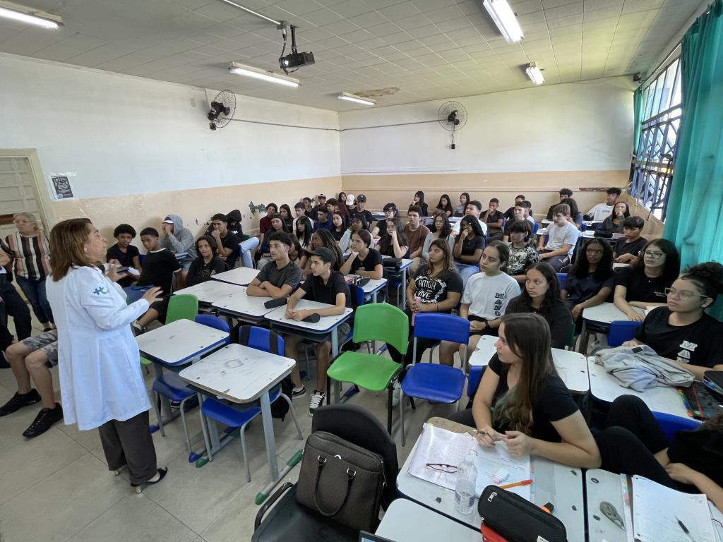 Prevenção de gravidez na adolescência é tema de palestra na Escola Estadual Manoel José da Fonseca