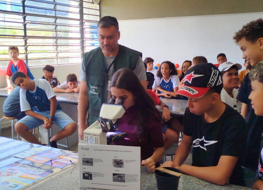 UVZ ministra palestra sobre a dengue em Escola Estadual