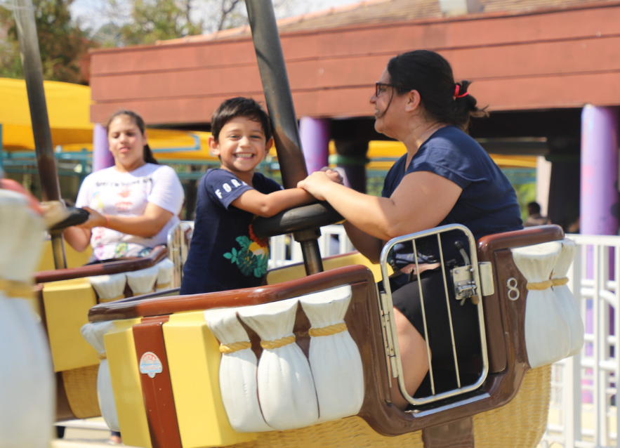 Famílias assistidas pelo CAIO têm dia de diversão no Hopi Hari; atividade faz parte do manejo clínico
