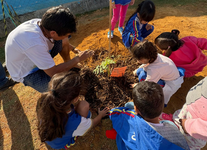 Plantio de Pau-Brasil marca ação cultural e ambiental na CEMEB Aparecida Pickles Oliveira