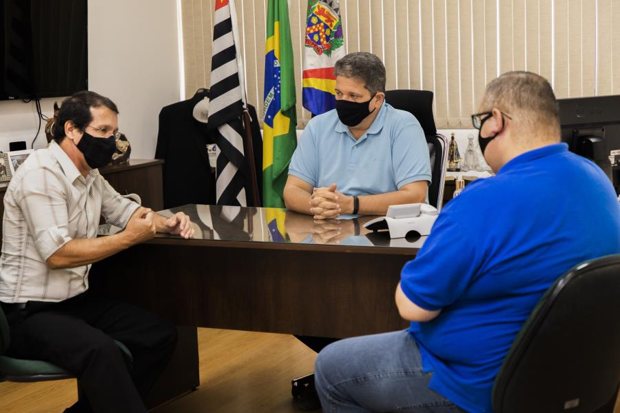 Lei de anistia para regularização de imóveis é discutida em reunião com o vereador Jota Júnior