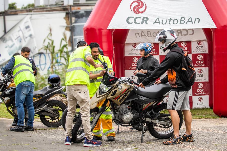 Prefeitura e CCR AutoBAn promovem ação educativa para motociclistas