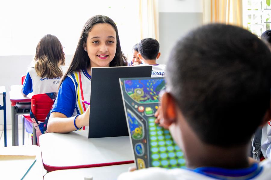 Rede Municipal desenvolve programa 'MenteInovadora' para alunos do Ensino Fundamental e EJA