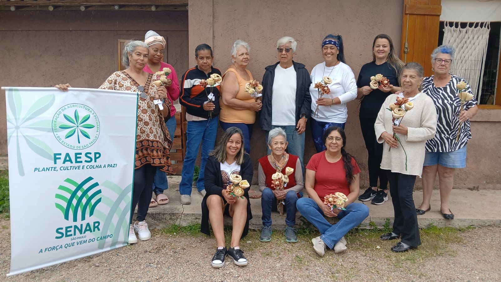 Curso de artesanato em flores de palha de milho valoriza tradição e criatividade em Itupeva