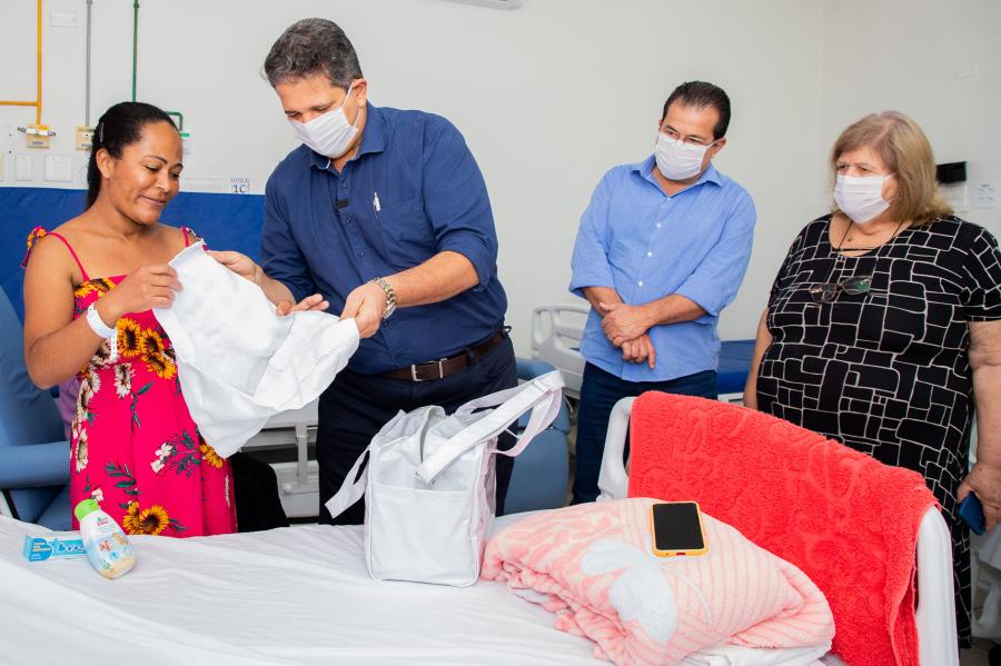 Primeiro Acolhimento: mães puérperas recebem bolsa de produtos para cuidados com seus bebês