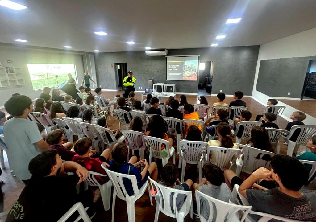 Demutran promove primeira palestra sobre segurança e mobilidade elétrica em residencial de Itupeva